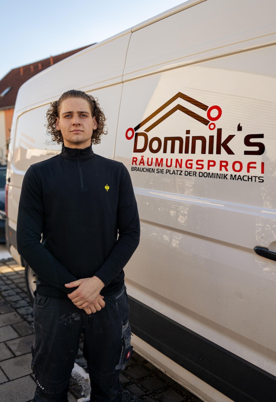 Dominik Waller vor seinem Firmentransporter mit Logo — Dominik's Räumungsprofi