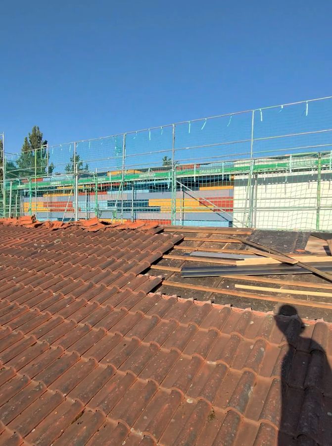 Rückbau eines Daches — Platten werden abgetragen